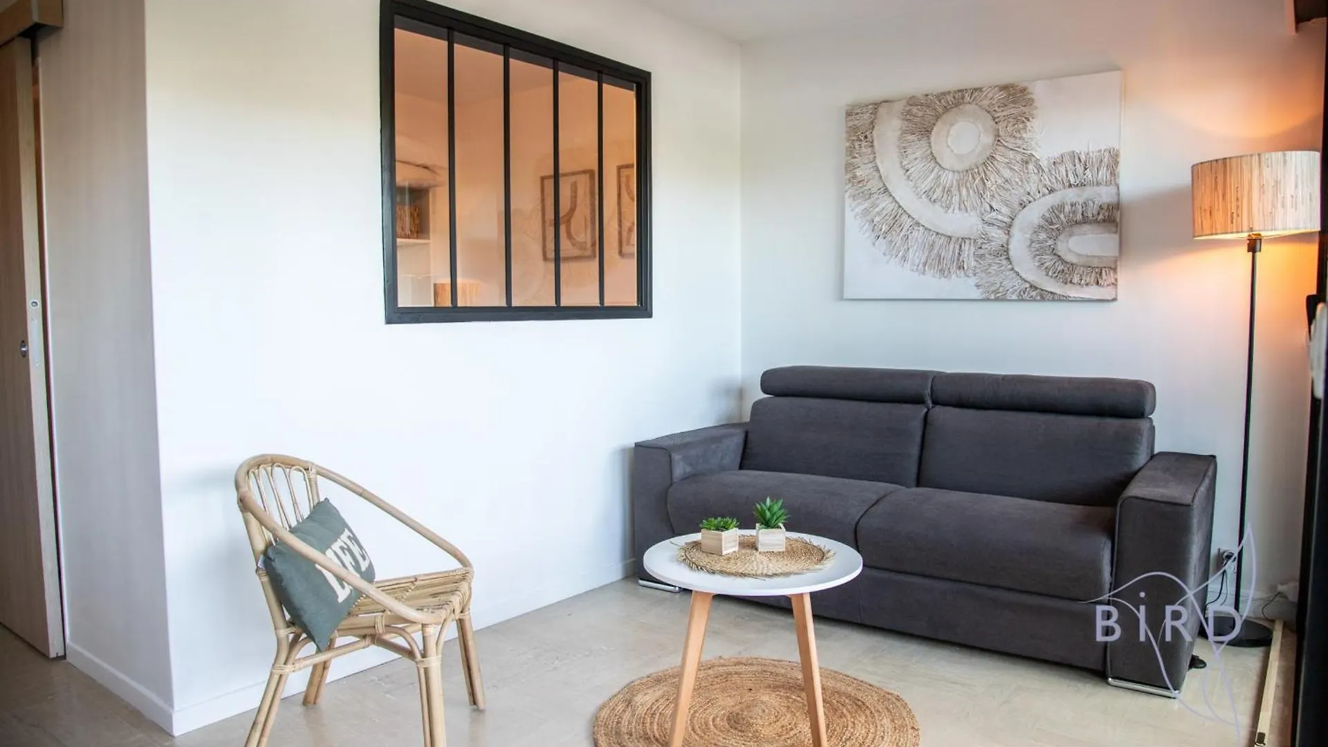 Charming Apartment Ideally Located In Mandelieu